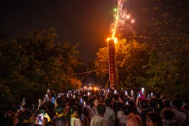 Hàng ngàn người dân đốt đuốc khổng lồ 'soi đường' đưa Đức Thánh Tản về đình 