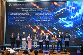 Trao chứng nhận cho các đơn vị đồng hành hệ sinh thái đổi mới sáng tạo Hà Nội. (Ảnh: Minh Sơn/Vietnam+) 