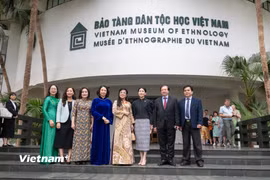 Phu nhân Thủ tướng Singapore tham quan Bảo tàng Dân tộc học Việt Nam