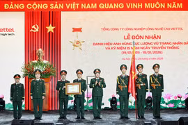 Thượng tướng Phạm Hoài Nam - Thứ trưởng Bộ Quốc phòng trao tặng danh hiệu Anh hùng Lực lượng vũ trang nhân dân cho Viettel High Tech. (Ảnh: VHT)