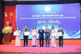 Các tác giả giành Giải Nhất Giải thưởng báo chí về khoa học, công nghệ, đổi mới sáng tạo và chuyển đổi số năm 2025. (Ảnh: PV/Vietnam+)