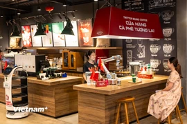 Quán cafe Hà Nội dùng robot pha chế, chụp ảnh check-in cho khách dịp nghỉ lễ
