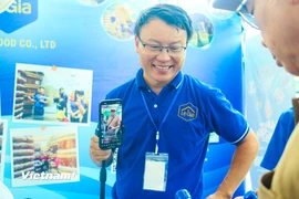 Đặc biệt, trực tiếp tại hội chợ các gian hàng tổ chức livestream không gian số trên các nền tảng mạng xã hội để quảng bá thêm về thương hiệu của mình. (Ảnh: Bảo Ngọc/Vietnam+)