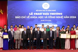 Các tác giả đoạt Giải thưởng báo chí về khoa học và công nghệ năm 2024. (Ảnh: Bộ Khoa học và Công nghệ)