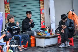 Trà nóng trở thành thức uống quen thuộc mỗi đợt lạnh về. (Ảnh: Minh Sơn/Vietnam+)
