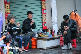 Trà nóng trở thành thức uống quen thuộc mỗi đợt lạnh về. (Ảnh: Minh Sơn/Vietnam+)