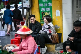 Nhiều người dân tranh thủ lên phố sớm tận hưởng không khí lạnh đặc trưng của Thủ đô. (Ảnh: Minh Sơn/Vietnam+)