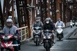 Thời tiết Hà Nội 18 độ C, người dân co ro đi làm trong gió lạnh đầu mùa