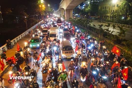 Người dân đổ ra đường ăn mừng chiến thắng của tuyển bóng đá nam Việt Nam