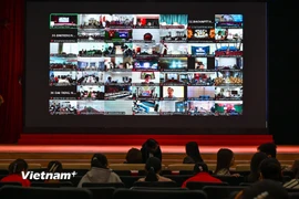 Lớp tập huấn diễn ra theo hình thức trực tiếp tại điểm cầu chính (Hội trường Học viện Công nghệ Bưu chính Viễn thông) và 200 điểm cầu trực tuyến với hơn 2.000 học viên tham dự. (Ảnh: Minh Sơn/Vietnam+)