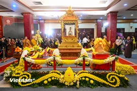Khu vực đặt xá lợi bên trong chùa Quán Sứ được bài trí trang trọng tạo không gian thiêng liêng, thanh tịnh. (Ảnh: PV/Vietnam+)