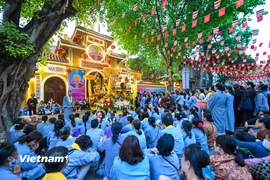 Biển người lặng lẽ xếp hàng xuyên đêm chờ chiêm bái xá lợi Phật ở Hà Nội