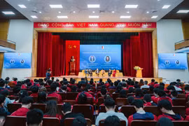 Giáo sư Richard Henry Friend (Đại học Cambridge - Anh, Chủ tịch Hội đồng Giải thưởng VinFuture) cùng Tiến sỹ Jayshree Seth giao lưu cùng các sinh viên Đại học Bách Khoa. (Ảnh: PV/Vietnam+)