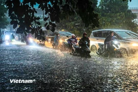 Mưa lớn từ đêm, người dân Hà Nội lại tiếp tục vật lộn trên các tuyến phố ngập sâu giờ cao điểm 