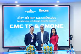 Từ trái qua: Ông Phạm Ngọc Bắc - CEO CMC TS, ông Karthick ChandraSekar - ManageEngine Sales Director APAC và bà Phùng Thị Thu Thủy - Chủ tịch SM One tại Lễ ký kết hợp tác chiến lược giữa CMC TS và SM One. (Ảnh: PV/Vietnam+)