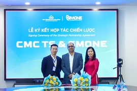 Từ trái qua: Ông Phạm Ngọc Bắc - CEO CMC TS, ông Karthick ChandraSekar - ManageEngine Sales Director APAC và bà Phùng Thị Thu Thủy - Chủ tịch SM One tại Lễ ký kết hợp tác chiến lược giữa CMC TS và SM One. (Ảnh: PV/Vietnam+)