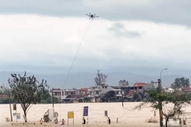 UAV của CT UAV vận chuyển nhu yếu phẩm đến bà con vùng bị lũ lụt tại thôn Quy Hậu, Tuy Hoà (Phú Yên cũ). (Ảnh: CT UAV)