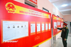 Ban bầu cử số 6 phường Đống Đa kiểm tra, rà soát khu vực bỏ phiếu số 22 (Trụ sở Hội chữ thập đỏ Đống Đa). (Ảnh: Minh Sơn/Vietnam+)