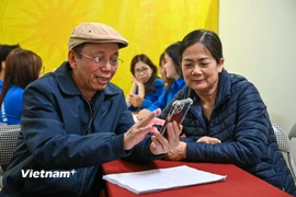 Thông qua việc quét mã QR bằng điện thoại thông minh, cử tri có thể nhanh chóng kiểm tra các thông tin liên quan quyền bầu cử của mình, kịp thời phản ánh, chỉnh sửa nếu có sai sót. (Ảnh: Minh Sơn/Vietnam+)