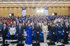 Phó Chủ tịch nước Võ Thị Ánh Xuân cùng Tổng thống Pháp và Phu nhân chụp ảnh chung cùng toàn thể giảng viên, sinh viên trường Đại học Khoa học và Công nghệ Hà Nội. (Ảnh: PV/Vietnam+)