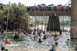Hàng trăm trai tráng'xứ Đoài' cởi trần rủ nhau xuống sông thi bắt cá 