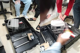 Đối tượng người nước ngoài đang sử dụng thiết bị BTS giả mạo truy nhập vào mạng thông thông tin di động, phát tán tin nhắn quảng cáo, lừa đảo. (Ảnh: Cục Tần số vô tuyến điện)