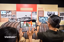 Khách tham quan có thể dễ dàng hoà mình vào những thời khắc lịch sử của dân tộc bằng công nghệ AR. (Ảnh: Minh Sơn/Vietnam+)