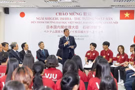 Thủ tướng Nhật Bản Shigeru Ishibaz giao lưu với sinh viên Đại học Việt Nhật 