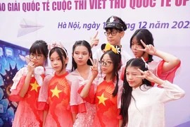 Các em học sinh trường THCS Chu Văn An (Hà Nội) hưởng ứng Cuộc thi Viết thư Quốc tế UPU lần thứ 55. (Ảnh: VietnamPost)