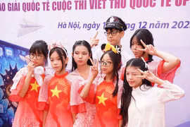 Các em học sinh trường THCS Chu Văn An (Hà Nội) hưởng ứng Cuộc thi Viết thư Quốc tế UPU lần thứ 55. (Ảnh: VietnamPost)