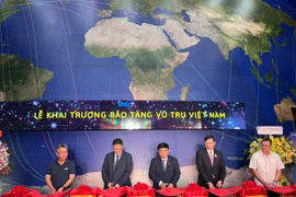 Trung tâm Vũ trụ Việt Nam đã tổ chức lễ gắn biển và khai trương Bảo tàng Vũ trụ Việt Nam tại Khu Công nghệ cao Hòa Lạc (Hà Nội). (Ảnh: PV/Vietnam+)
