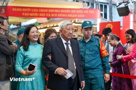 Người dân Thủ đô rạng rỡ đi bỏ phiếu trong 'ngày hội non sông' của cả nước