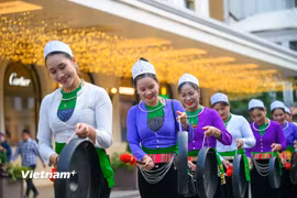 Đồng bào Mường trình diễn cồng chiêng tại khu phố đi bộ Hồ Gươm, Hà Nội. (Ảnh: Minh Sơn/Vietnam+)