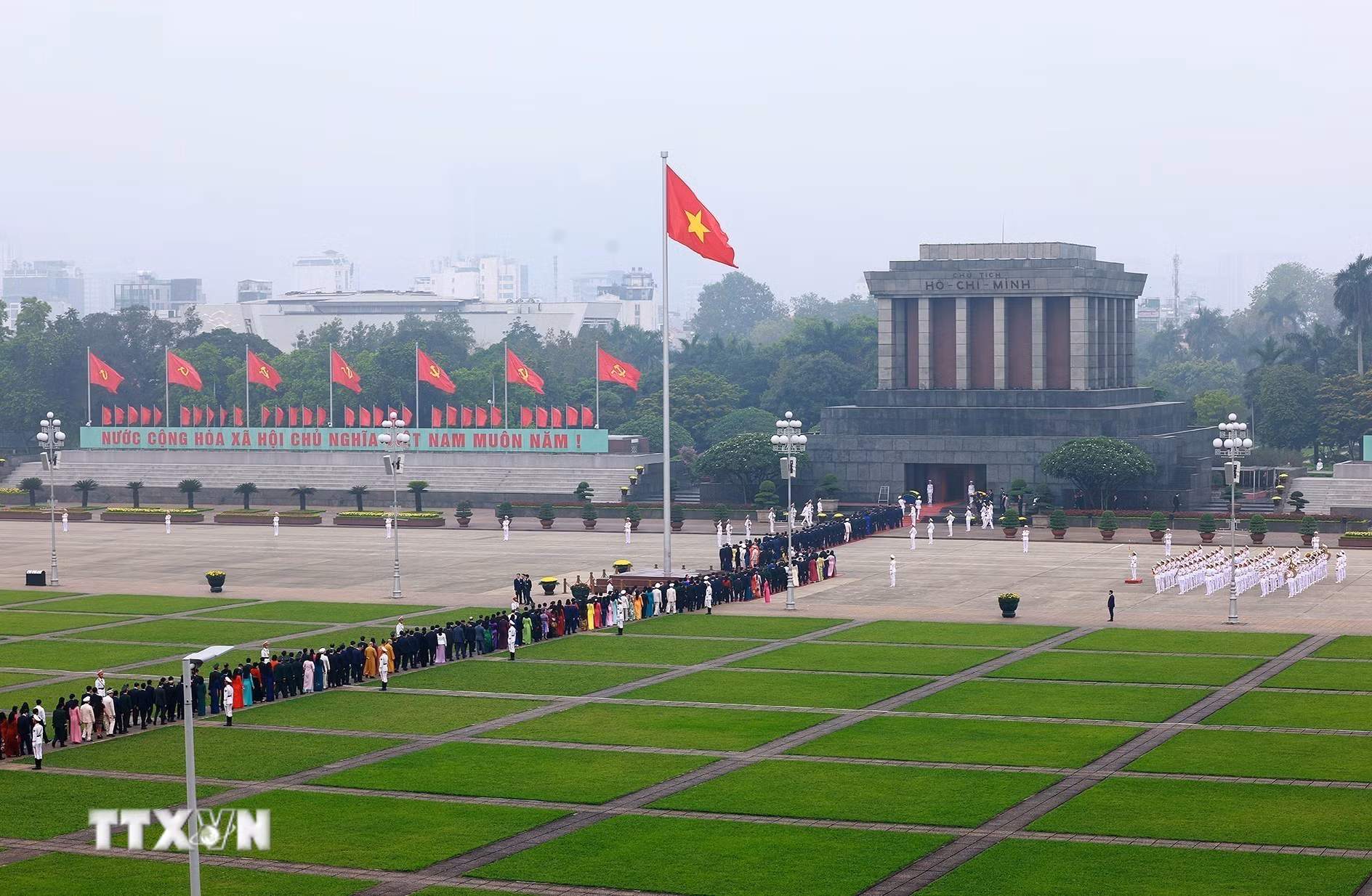 ttxvn-dai-bieu-quoc-hoi-khoa-xvi-vao-lang-vieng-chu-tich-ho-chi-minh-anh-duong-giang-ttxvn.jpg