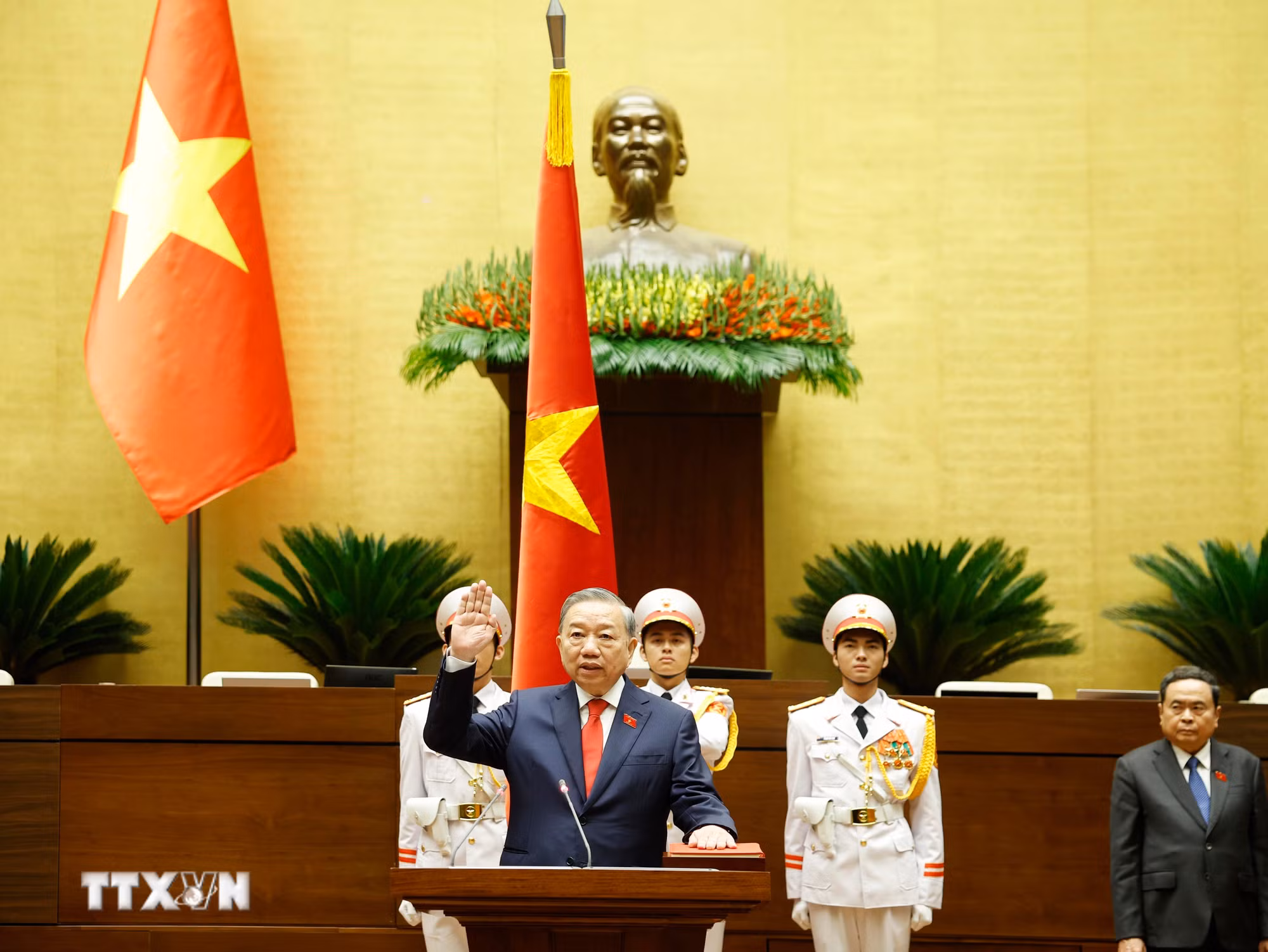 Những dấu ấn đặc biệt của đợt 1 Kỳ họp thứ nhất, Quốc hội khóa XVI ttxvn-potal-le-tuyen-the-nham-chuc-cua-chu-tich-nuoc-to-lam-8685524.jpg