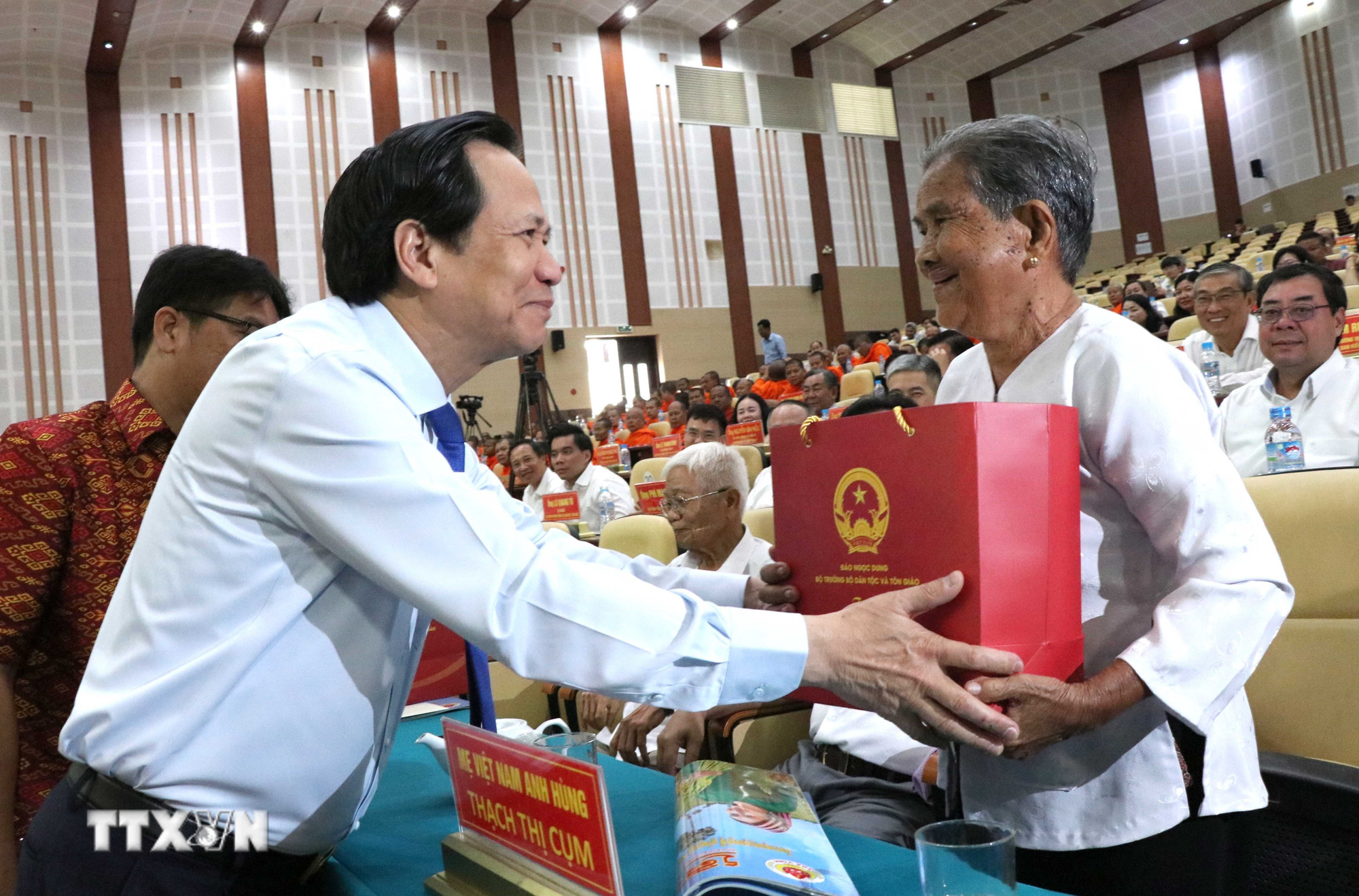 Bộ trưởng Bộ Dân tộc và Tôn giáo Đào Ngọc Dung trao quà cho Mẹ Việt Nam anh hùng. (Ảnh: Thanh Hòa/TTXVN)