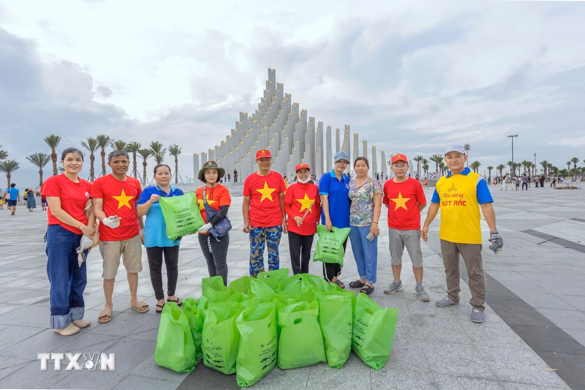 ttxvn-potal-thu-gom-rac-tai-cac-bai-tam-cua-thanh-pho-ho-chi-minh-8297566.jpg