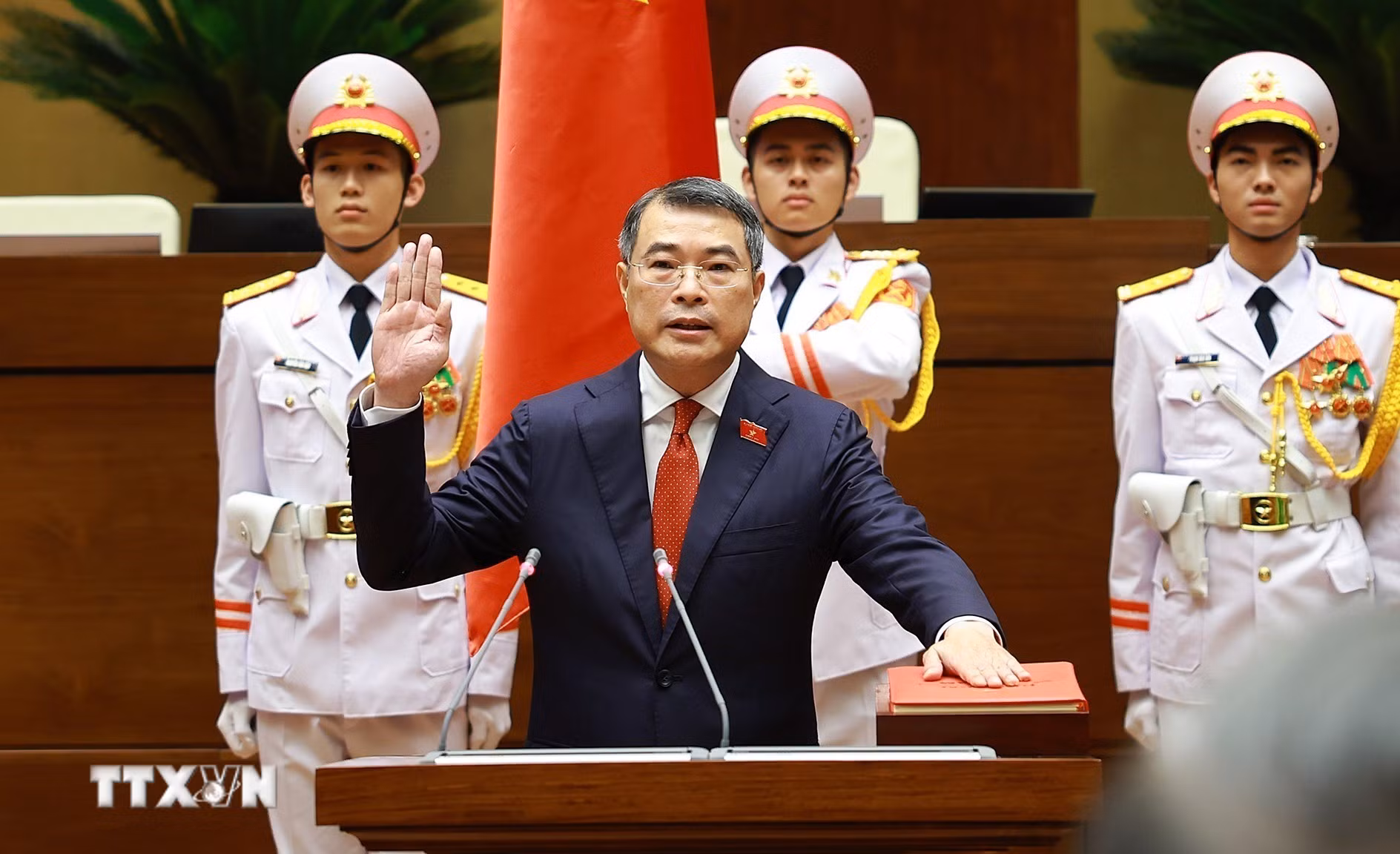 ttxvn-thu-tuong-chinh-phu-le-minh-hung-tuyen-the-nham-chuc-anh-duong-giang-ttxvn.jpg