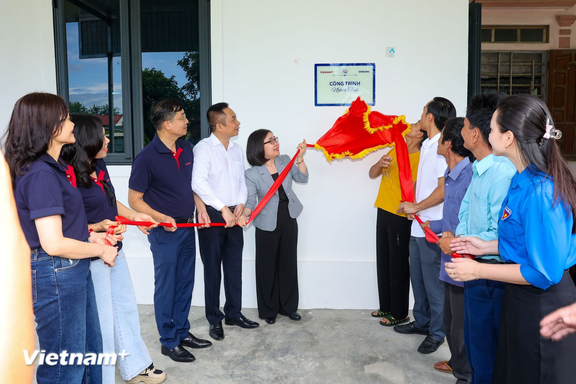 Lễ trao tặng nhà nghĩa tình cho gia đình chị Lê Thị Thanh. (Ảnh: Hoài Nam/Vietnam+)