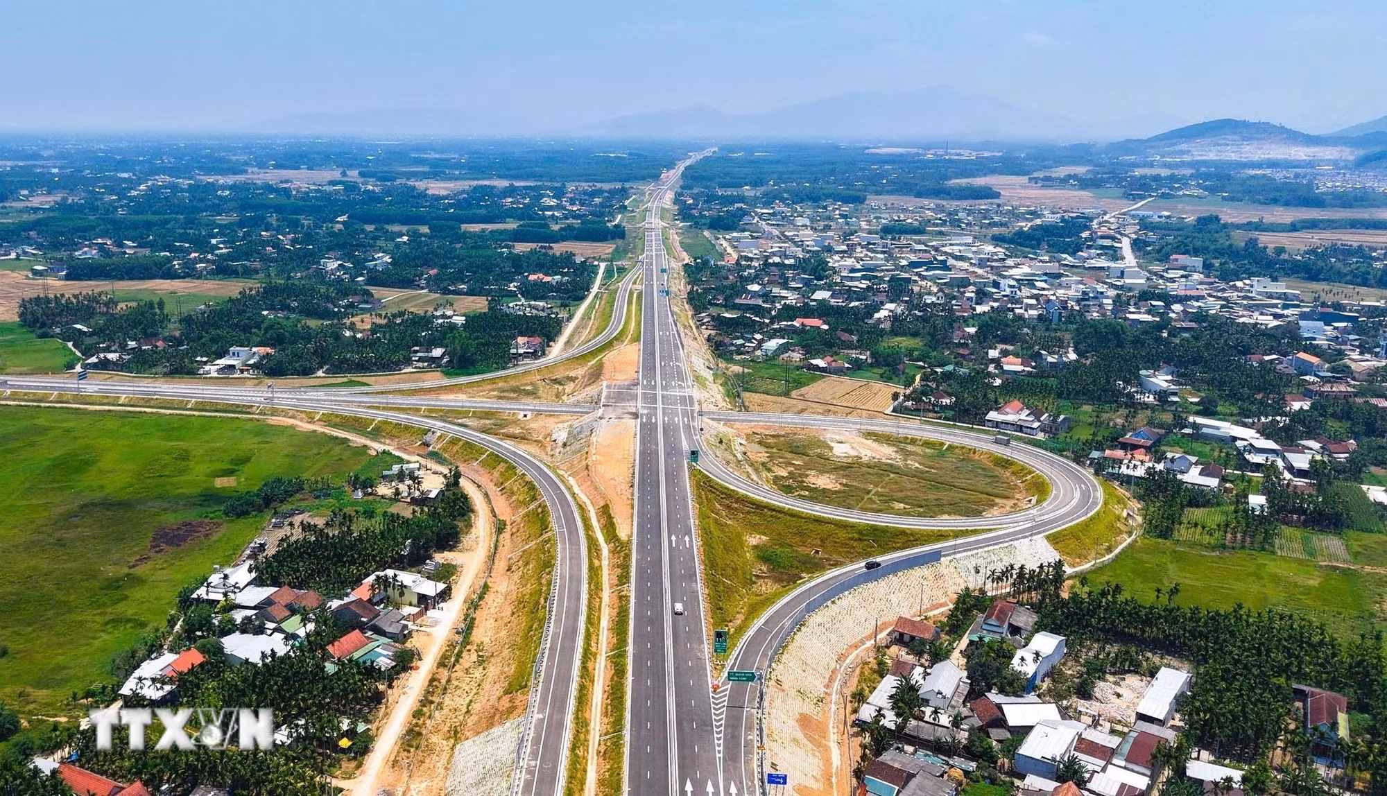 ttxvn-potal-cao-toc-quang-ngai-hoai-nhon-chinh-thuc-thong-xe-8732696.jpg