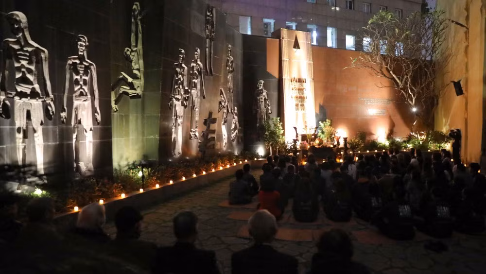 ha-noi-ra-mat-tour-dem-hoa-lo-1.jpg