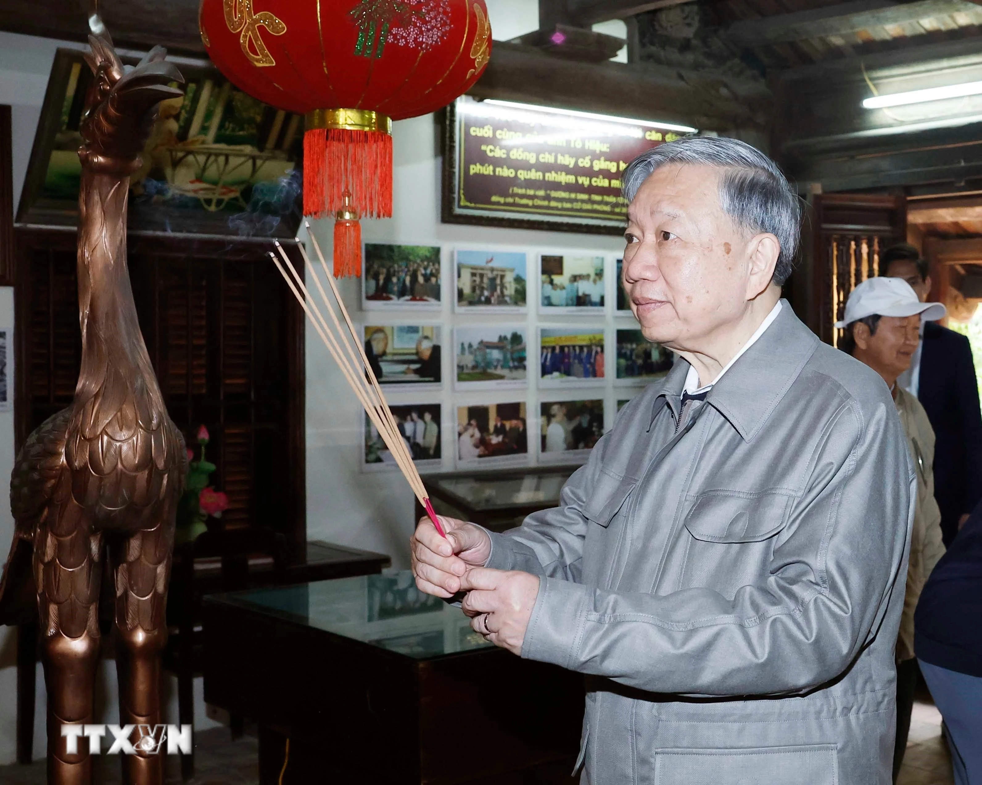Tổng Bí thư Tô Lâm dâng hương tưởng niệm các lãnh đạo tiền bối của Đảng