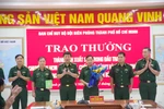 Khen thưởng Phòng Nghiệp vụ trong công tác đấu tranh, bắt quả tang đối tượng sản xuất và tàng trữ tiền Việt Nam giả. (Ảnh: BĐBP Thành phố Hồ Chí Minh cung cấp)