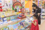 Không khí mùa lễ Giáng sinh tràn ngập nhà sách FAHASA 