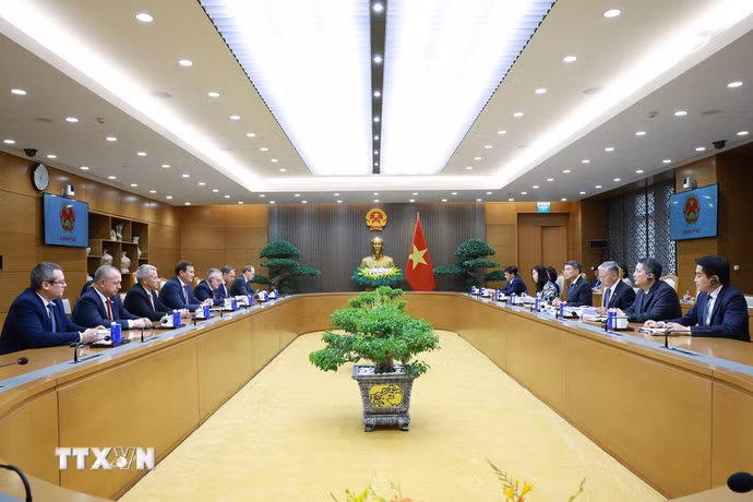 Thủ tướng Lê Minh Hưng tiếp Bộ trưởng Ngoại giao Cộng hòa Belarus Maxim Ryzhenkov. (Ảnh: Dương Giang/TTXVN)