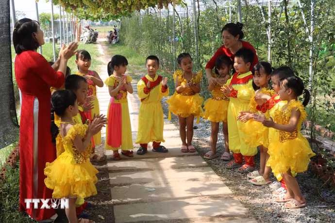 Việc nâng cao trình độ đạt chuẩn của đội ngũ giáo viên là hoạt động quan trọng nâng cao chất lượng giáo dục. (Ảnh: Thu Hoài/TTXVN)