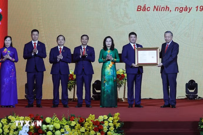 Tổng Bí thư, Chủ tịch nước Tô Lâm trao Nghị quyết của Quốc hội về việc thành lập thành phố Bắc Ninh cho lãnh đạo Thành phố. (Ảnh: Thống Nhất/TTXVN)