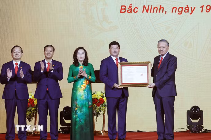 Tổng Bí thư, Chủ tịch nước Tô Lâm trao Nghị quyết của Quốc hội về việc thành lập thành phố Bắc Ninh cho lãnh đạo Thành phố. (Ảnh: Thống Nhất/TTXVN)