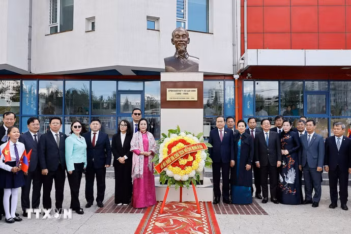 Chủ tịch Quốc hội Trần Thanh Mẫn và Phu nhân cùng đại biểu chụp ảnh lưu niệm tại Tượng đài Chủ tịch Hồ Chí Minh ở Trường số 14 mang tên Chủ tịch Hồ Chí Minh. (Ảnh: Doãn Tấn/TTXVN)