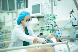 Theo dõi sức khoẻ cho một bệnh nhân đang điều trị tại Bệnh viện Hữu nghị Việt Đức. (Ảnh: PV/Vietnam+)